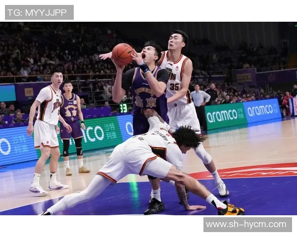 篮球联赛90vs激战正酣球员们拼搏到底展现青春风采与团队精神